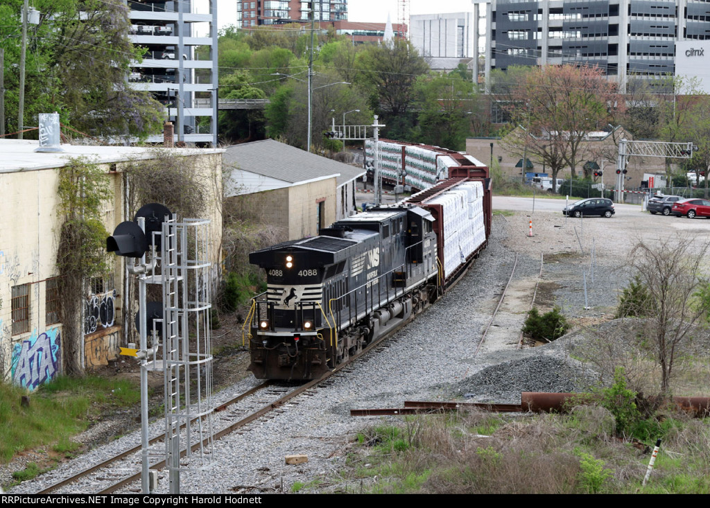 NS 4088 leads train P41 southbound